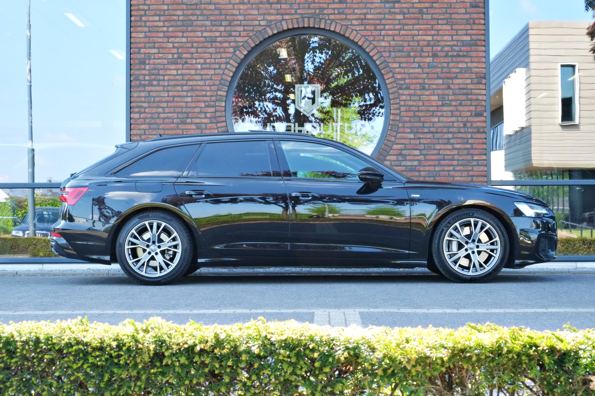 43037756-2.jpg