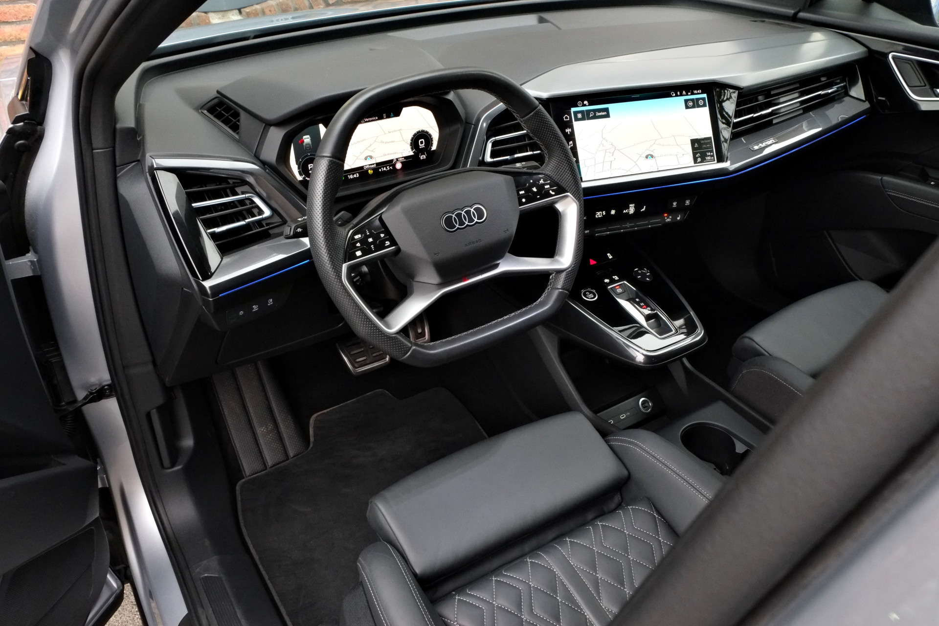 43089721-6.jpg
