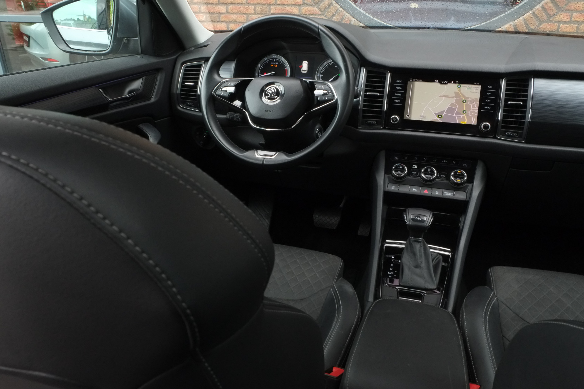 45706701-2.jpg