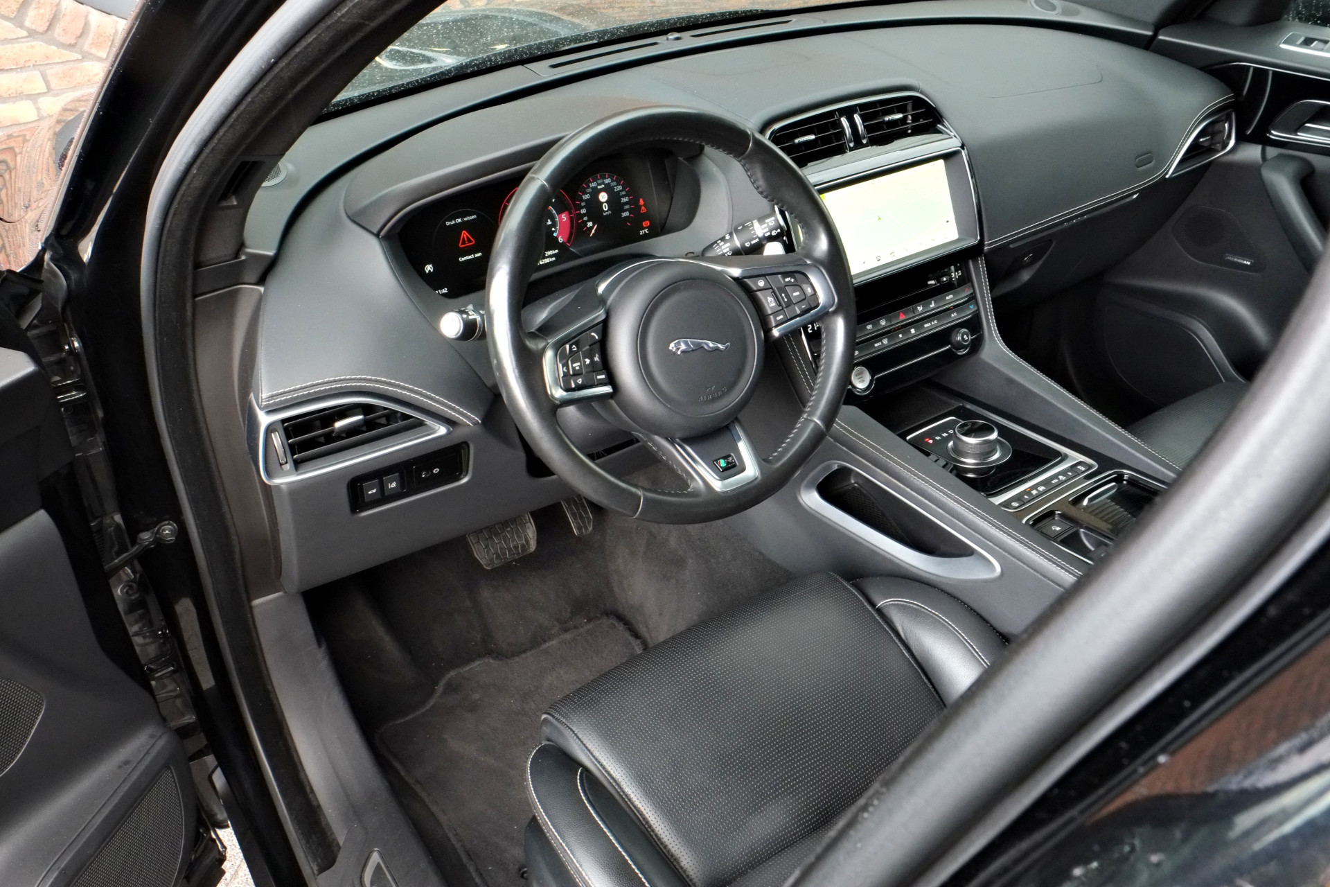 45870128-3.jpg