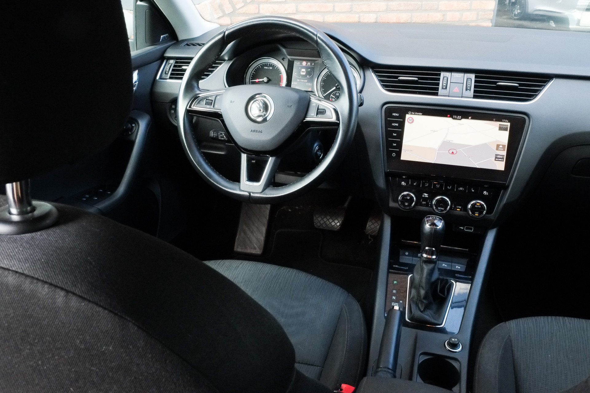 47301072-2.jpg
