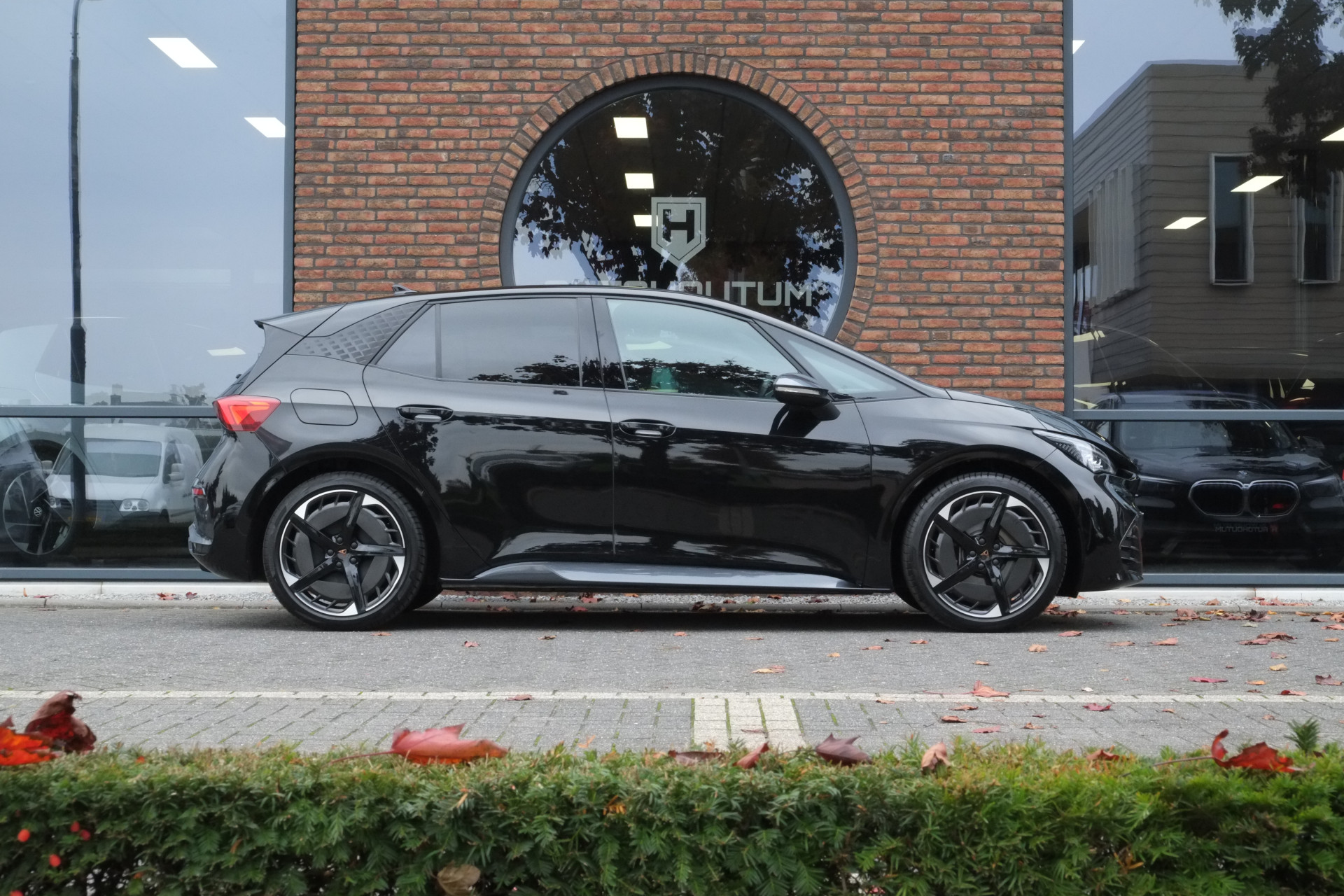 48230774-4.jpg